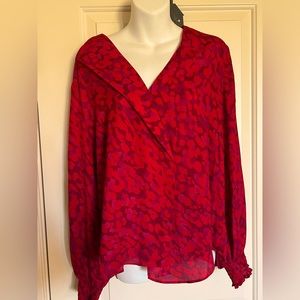 Gibson Latimer Designer long sleeve v neck top with details. EUC